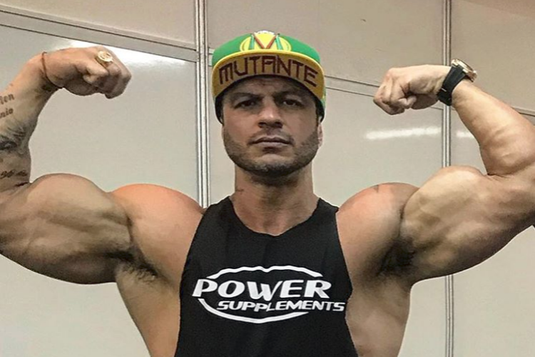 Ex-BBB Kleber Bambam sai do Brasil e tenta emplacar nova carreira