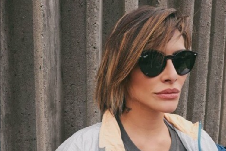 Ousada, Cleo tira foto em banheira para divulgar novo clipe