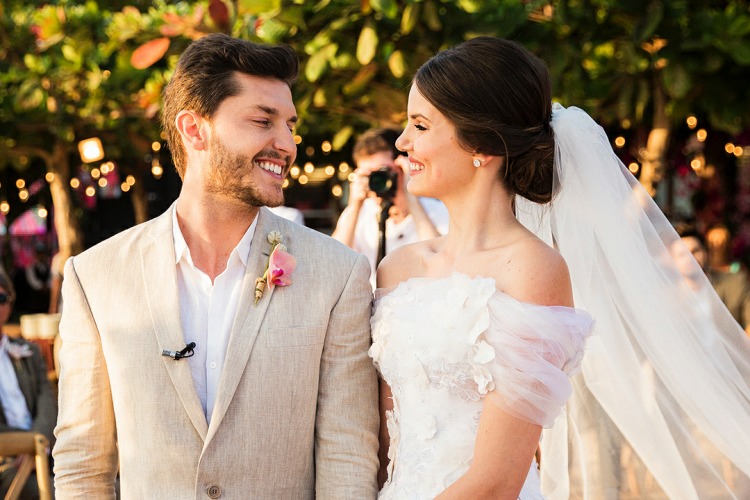 Saiba o preço da joia usada por Camila Queiroz em seu casamento