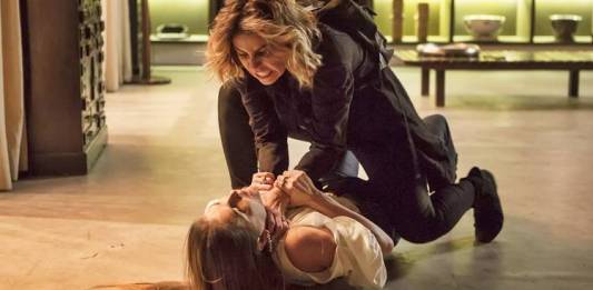 Segundo Sol - Karola e Luzia brigam (Reprodução/Artur Meninea/Gshow)