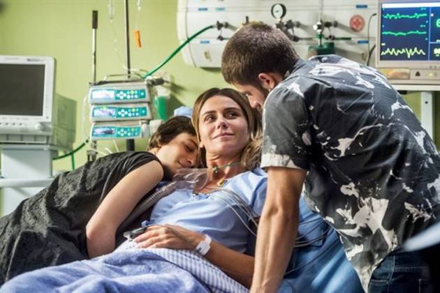 Segundo Sol - Luzia salva a vida de Manuela e recebe o perdão da filha (Globo/João Cotta)