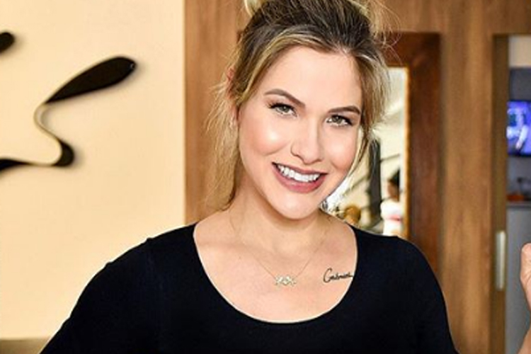 Andressa Suita aparece cantando ao lado do marido sertanejo e dispara: ‘Procurando um empresário’