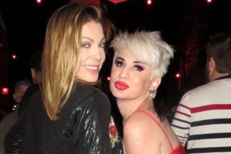 Solteira, Sheila Mello cai na dança junto com Romagaga