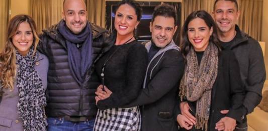 Zezé Di Camargo ao lado da noiva, das filhas e dos Genros / Instagram