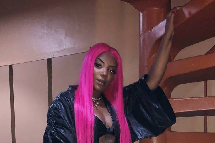 Ludmilla deixa a peruca de lado e mostra como é seu cabelo natural – Veja!