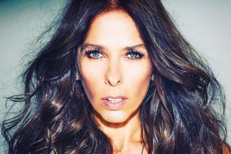 De biquíni transparente, Adriane Galisteu quase mostra demais