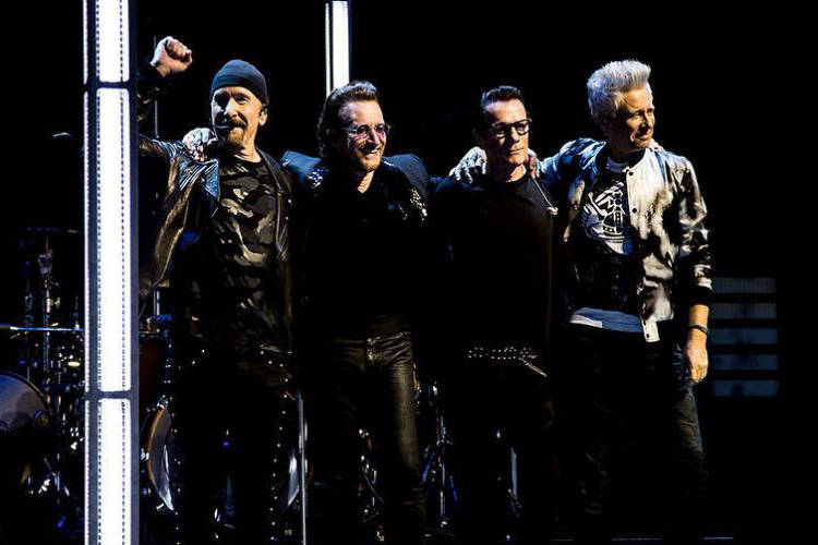 Cantor perde a voz em pleno show e é obrigado a cancelar a apresentação – Veja!