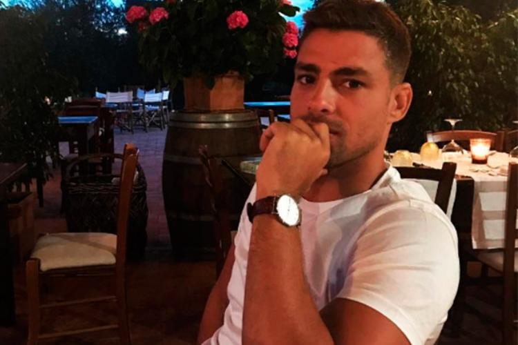 Cauã Reymond curte foto da ex-namorada sem roupa
