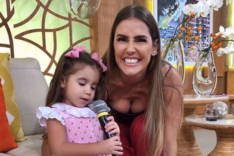 Deborah Secco e Maria Flor usam a mesma fantasia em evento – Confira!