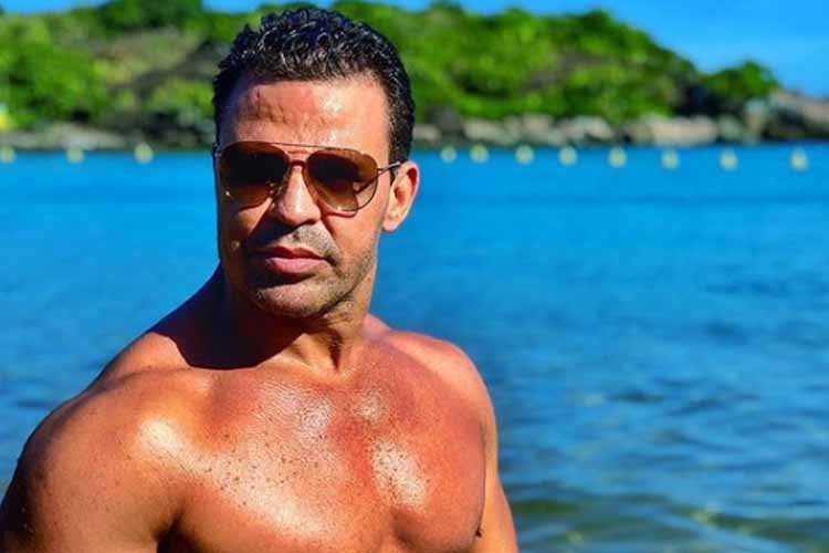 Eduardo Costa posa de sunga e saliência chama atenção