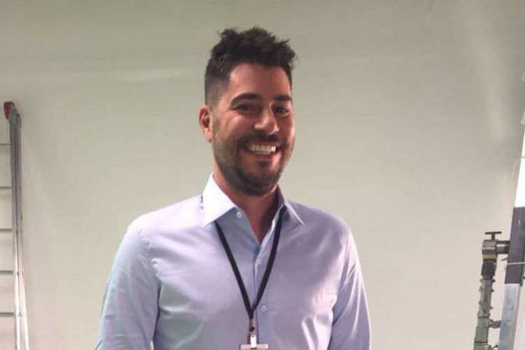 Evaristo Costa dá uma de penetra e ‘aparece’ em luau de Luciano Huck – Entenda!