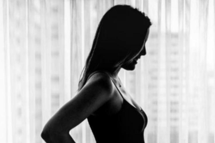 Grávida, filha de Roberto Justus exibe barriga em foto