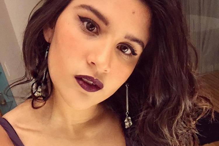 Filha de Flávia Alessandra é flagrada em clima quente com rapaz na praia