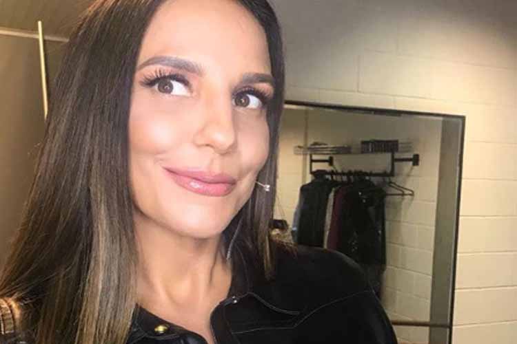 Ivete Sangalo ostenta beleza com look metalizado – Veja!