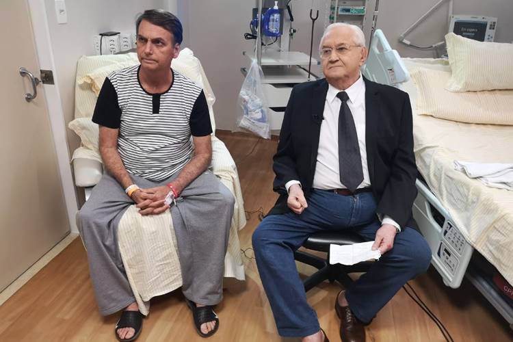 No hospital, Jair Bolsonaro concede entrevista exclusiva ao RedeTV News