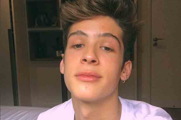 Filho de Leonardo, João Guilherme aparece sem camisa e gera comentários