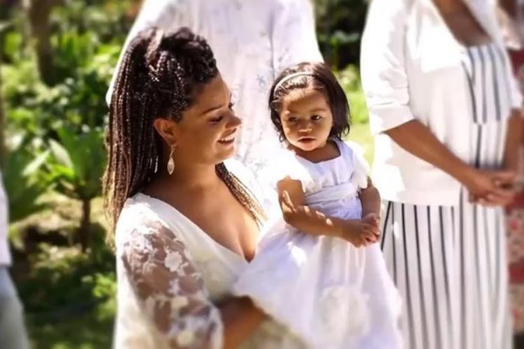 Juliana Alves batiza a filha Yolanda – veja o vídeo!