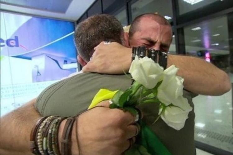 Após reencontro com a família, Kaysar se declara para o pai: ‘te amo’