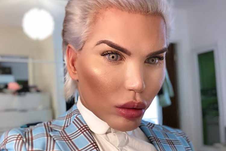 Ken Humano é flagrado aos beijos com novo namorado e beleza do