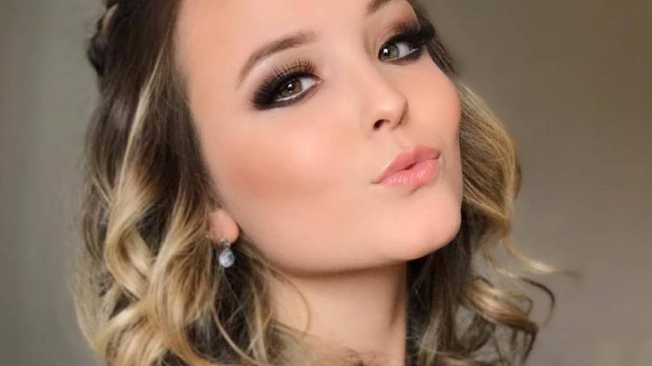 De biquíni e sem maquiagem, Larissa Manoela arranca elogios na web:  "Princesa"