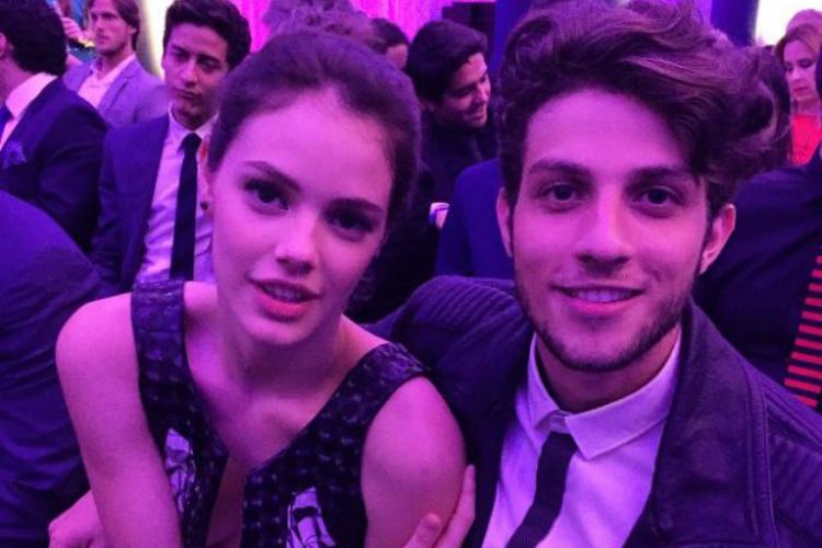 Chay Suede e Laura Neiva marcam data do casamento