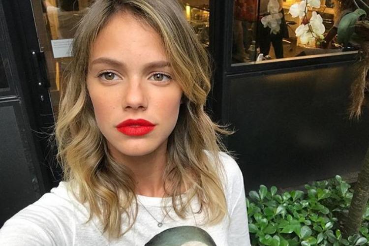 Laura Neiva mostra registro do nascimento da primeira filha, Maria