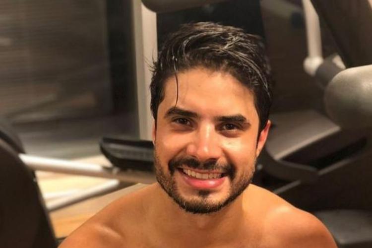 Após beijo em Anitta, cantor ganha milhares de seguidores