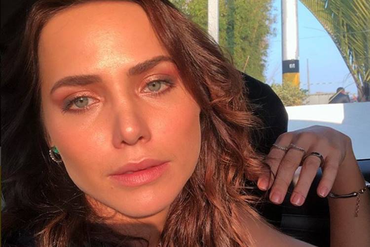 Leitícia Colin recebe massagem de ator nos pés – Veja o vídeo!