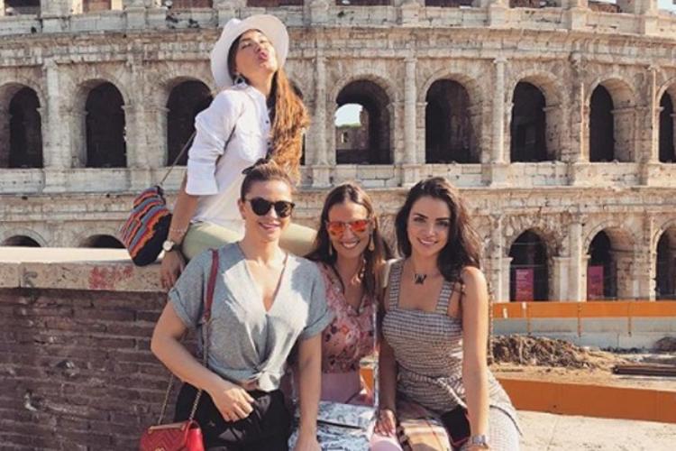 Mulher de Faustão viaja para Itália com bailarinas do marido