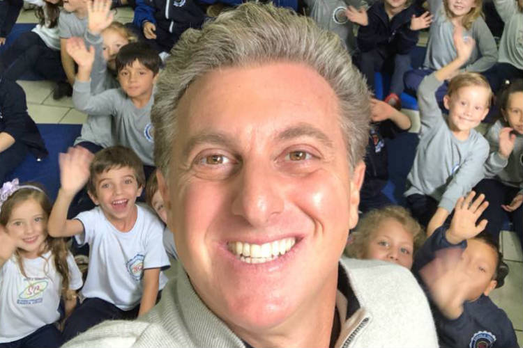 Semelhança entre Luciano Huck e a mãe impressiona