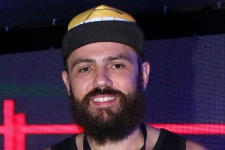 Cantor Mateus, da dupla com Jorge, exibe braço gigante e choca fãs