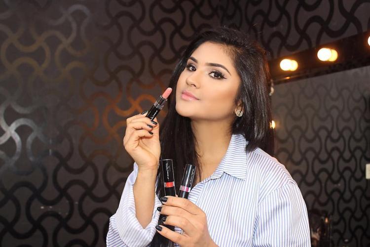 Em Paris, Mileide Mihaile usa vestido com brilhantes