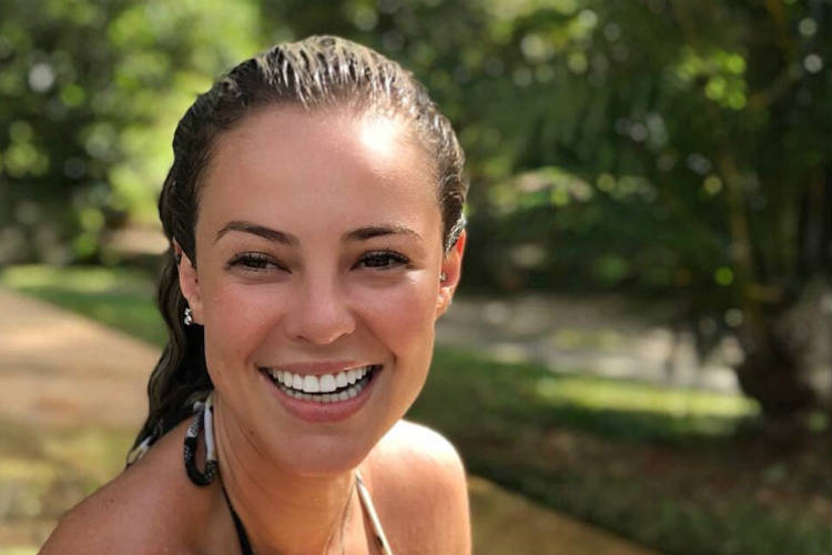Paolla Oliveira aparece tocando e cantando em homenagem a Priscila Tossan – Assista!