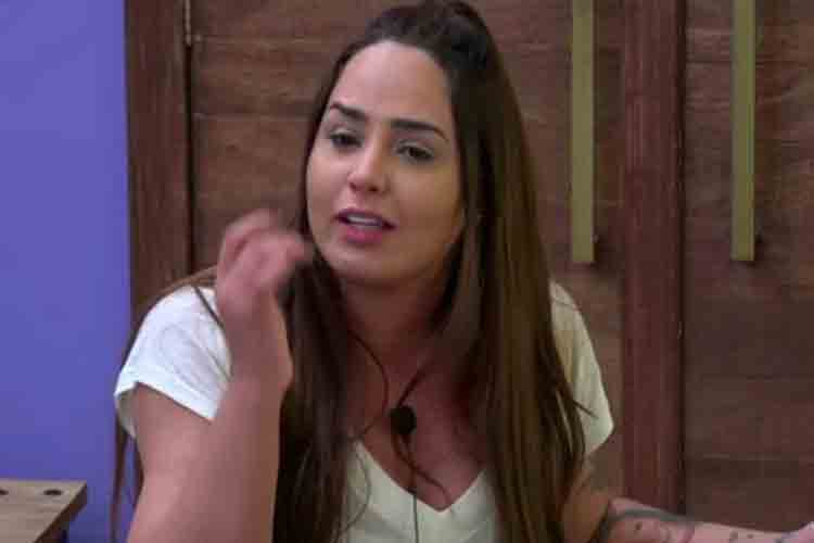 A Fazenda 10: Perlla cai no choro após briga de Ana Paula Renault e Evandro Santo