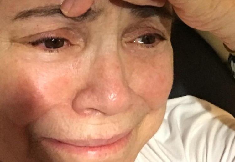 Regina Duarte aparece aos prantos e deixa os fãs preocupados