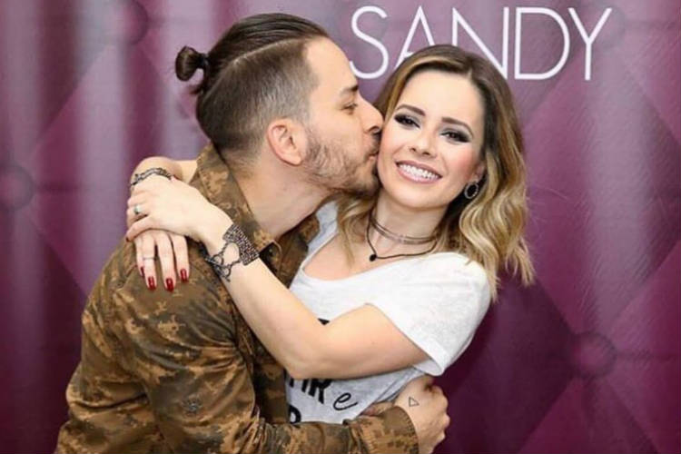 Sandy e Junior causam euforia ao trocarem mensagem: “Vamos conversar em março?”