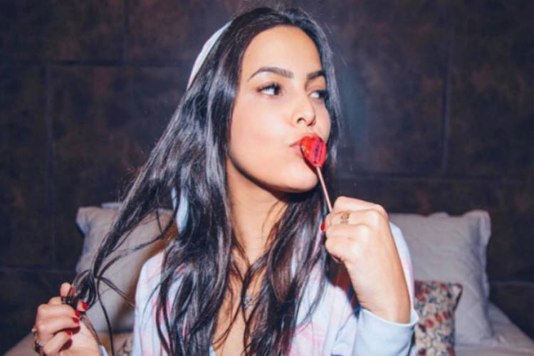 Emilly Araújo alfineta ex do seu namorado