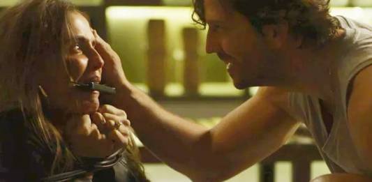 Segundo Sol - Remy ameaça Karola (Reprodução/TV Globo)