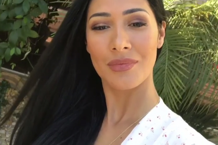 Simaria aparece com biquíni branco em cenário paradisíaco