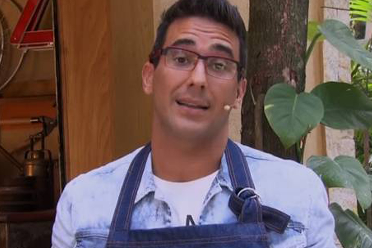 Blogueira ensina a fazer sofá de boneca no ‘É de Casa’ e público critica