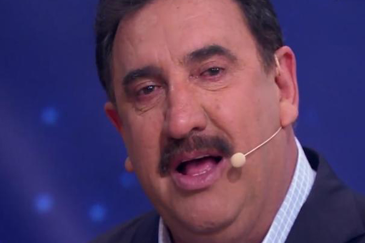 Ratinho chora durante homenagem e agradece a Silvio Santos