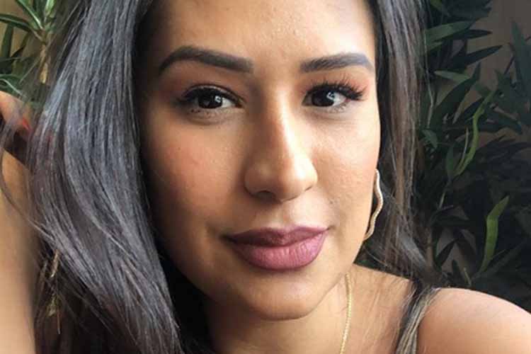 Simone, da dupla com Simaria, é vista em loja de enxoval de bebê