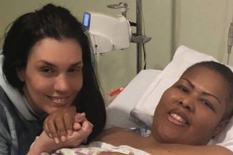 Com câncer, cantora recebe visita de Simony
