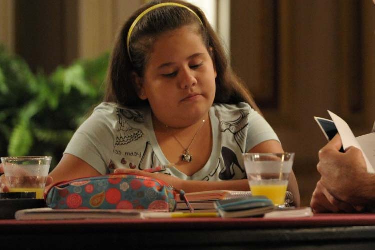 Ex-atriz mirim de “Avenida Brasil” aparece de cabelos rosa, após se assumir gay; veja