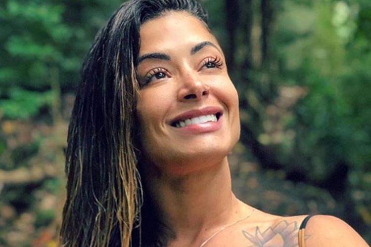 Aline Riscado acorda cedo para malhar e exibe corpo invejável
