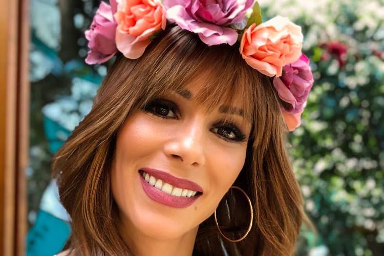 Ana Furtado comemora 45 anos muito bem acompanhada