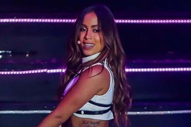 Anitta leva tombo durante show em São Paulo; Confira