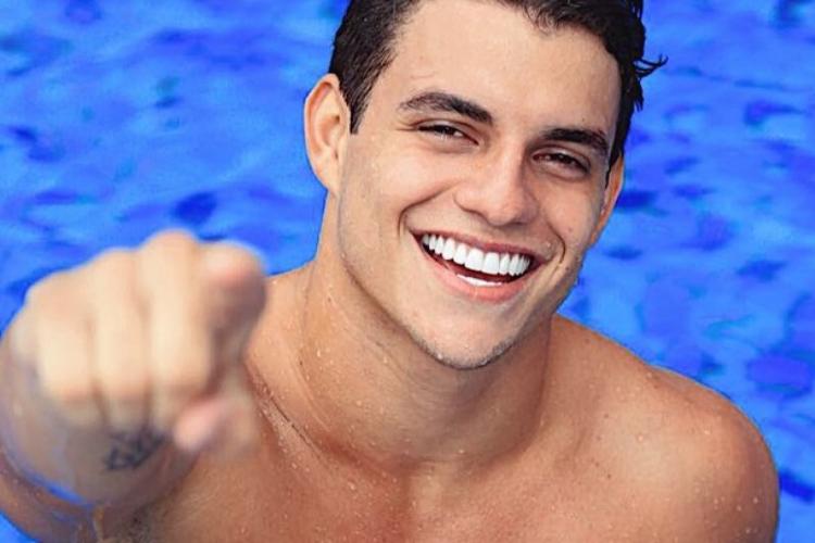 Ex-BBB Antônio Rafaski vê a filha de quase 3 meses pela primeira vez