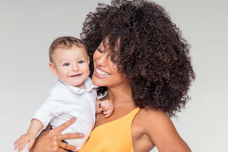 Sheron Menezzes publica vídeo do parto do filho