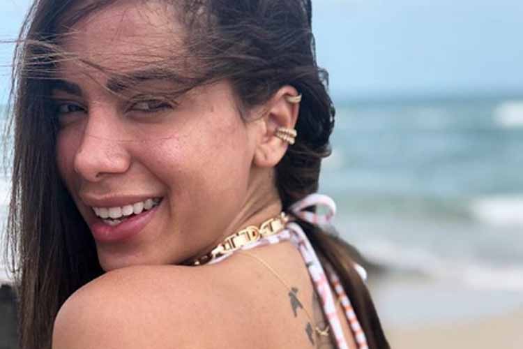 Anitta exibe corpão e ganha elogio de fãs